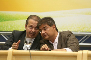 Nelsinho diz que perdeu "dois grandes amigos" com a morte de Campos e assessor Eduardo e Nelsinho selaram aliança durante visita do presidenciável a Campo Grande. (Foto: Marcelo Victor)
