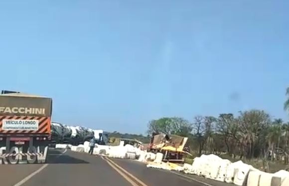 Quatro carretas se envolvem em acidente na BR-267