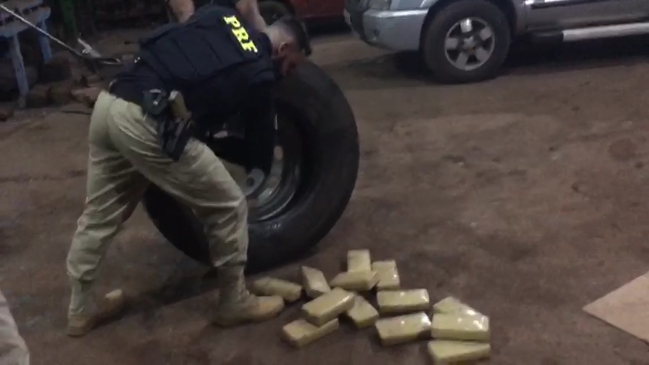 Traficante é flagrado com 37 quilos de cocaína em pneu de caminhão A droga estava no pneus estepe do veículo. PRF/Divulgação