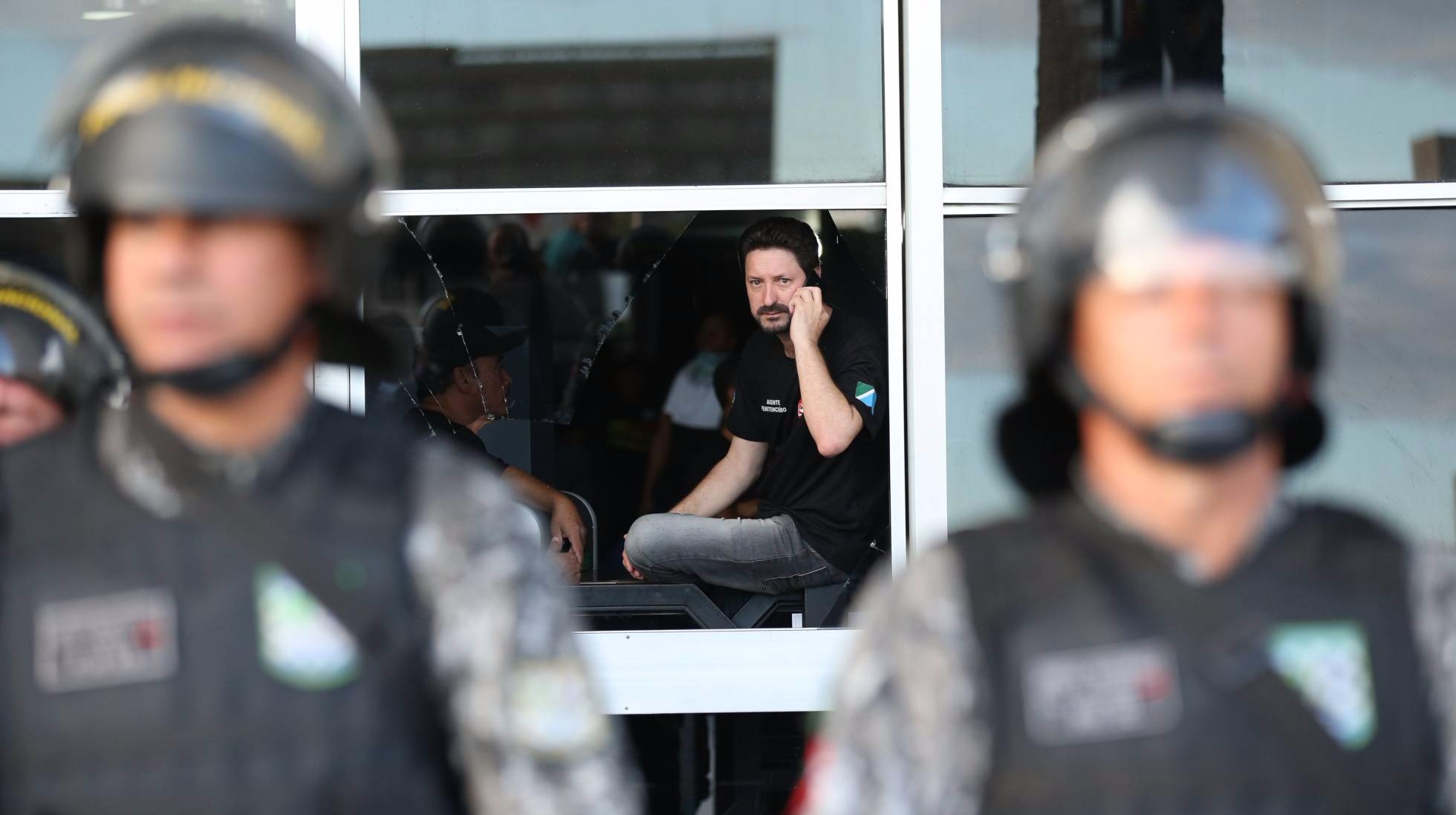 Servidores frustrados com a reforma da Previdência prometem levar a batalha à Justiça Agente penitenciário durante invasão no Ministério da Justiça. F. R. POZZEBOM - AGÊNCIA BRASIL