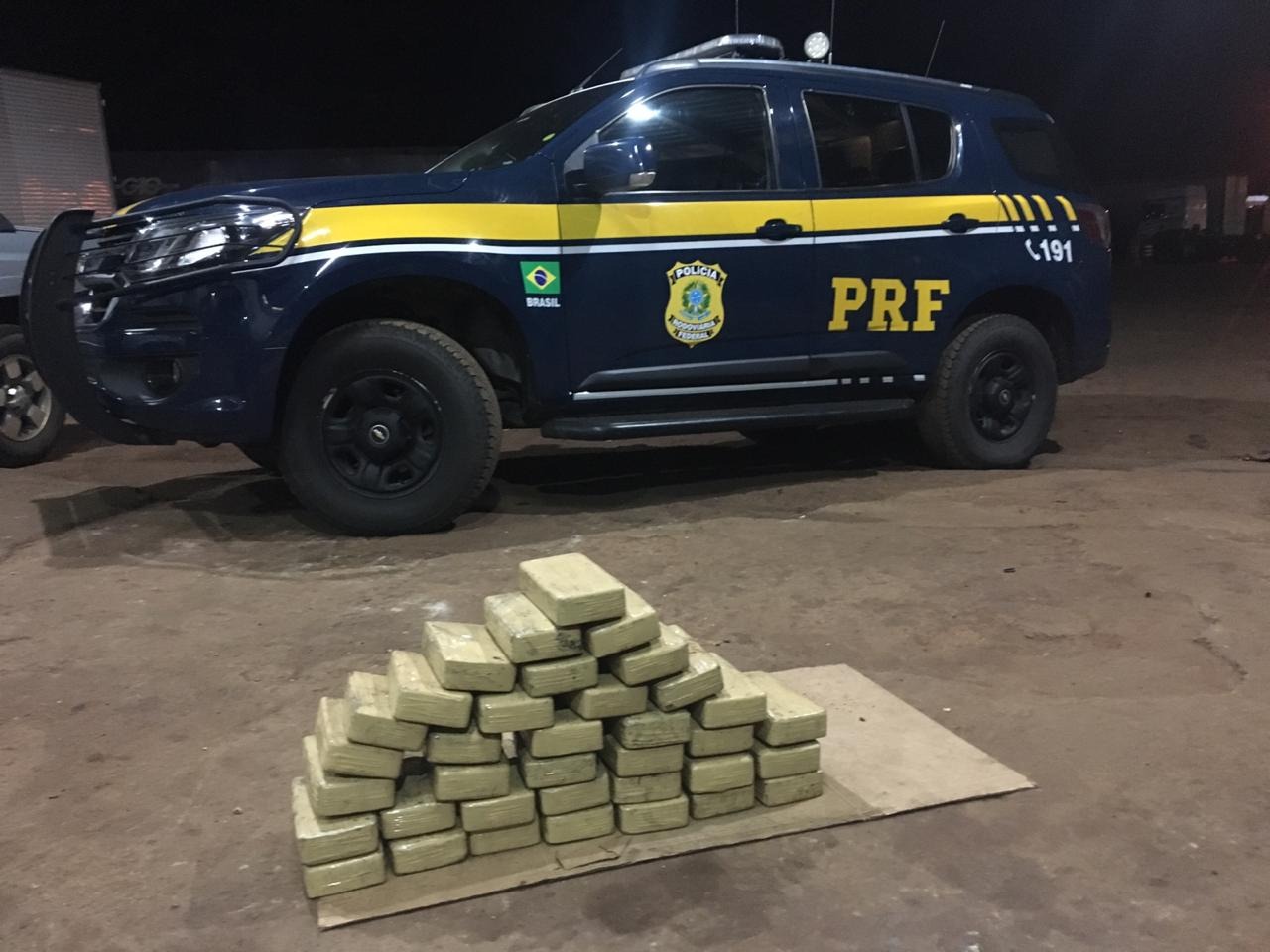 Traficante é flagrado com 37 quilos de cocaína em pneu de caminhão Traficante é flagrado com 37 quilos de cocaína em pneu de caminhão