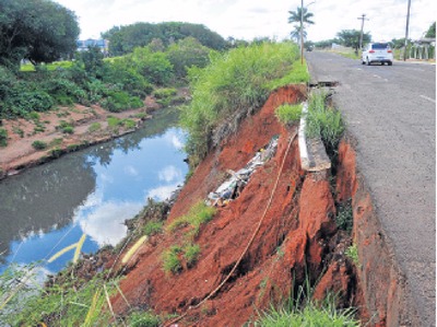 Meio-fio da Avenida Ernesto Geisel está sendo engolido por erosão em um dos vários trechos danificados da via - Foto: Álvaro Rezende/ Correio do Estado
