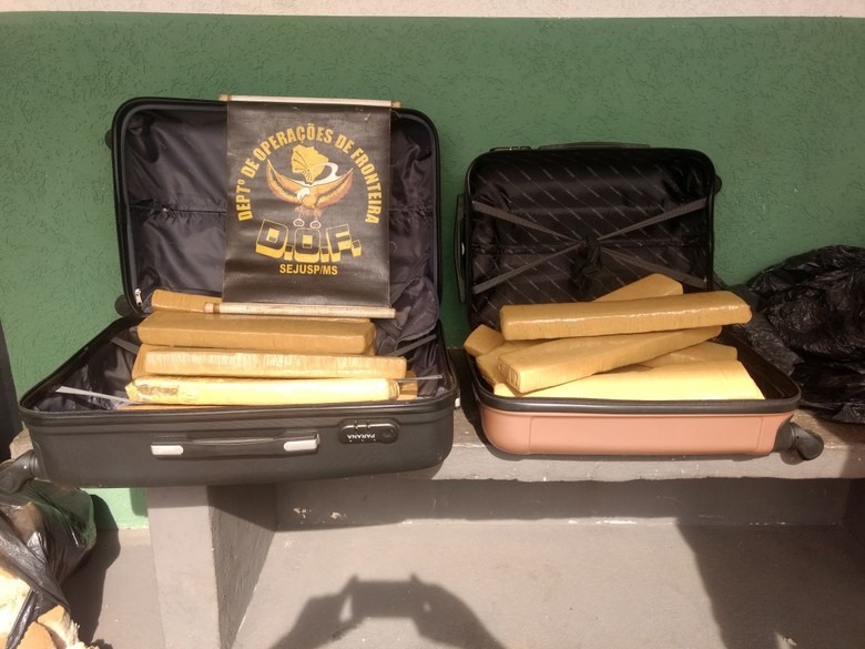 Mulher é presa transportando drogas em ônibus Mulher é presa transportando drogas em ônibus