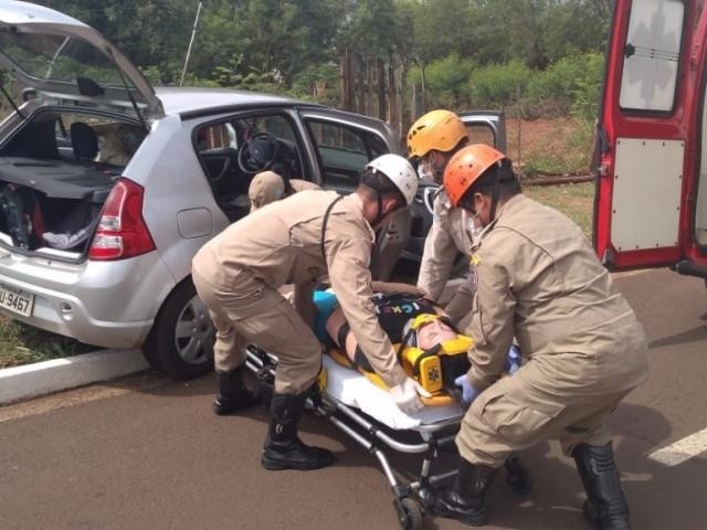Mulher se assusta no trânsito, bate em meio-fio, atinge poste e fica ferida (Foto: Liniker Ribeiro)
