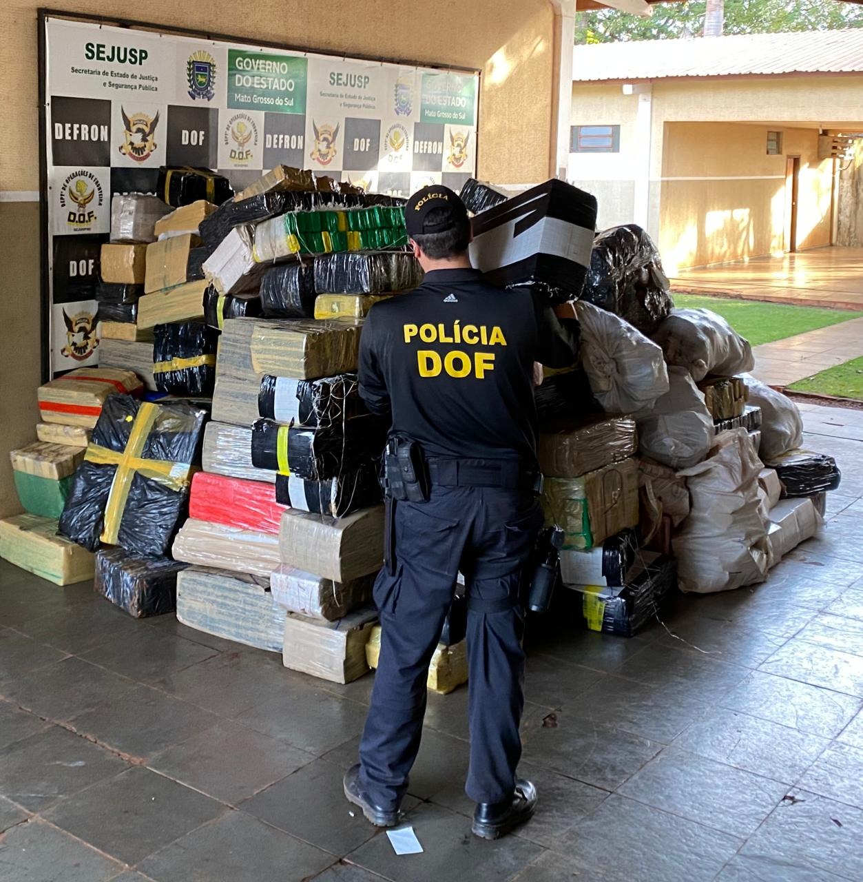 DOF apreende caminhão roubado com quase 9 toneladas de maconha O motorista abandonou a droga e conseguiu fugir.