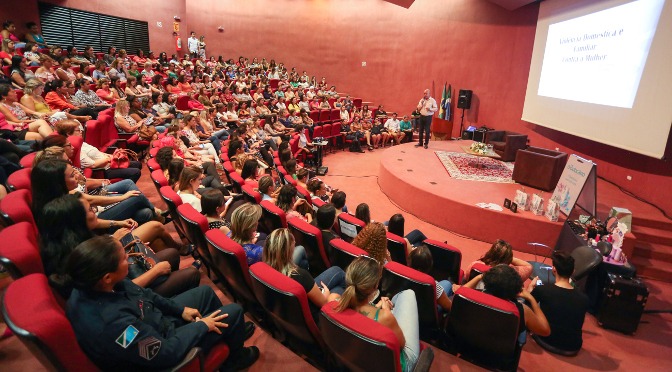 Servidoras lotam auditório em bate papo sobre violência e relacionamentos