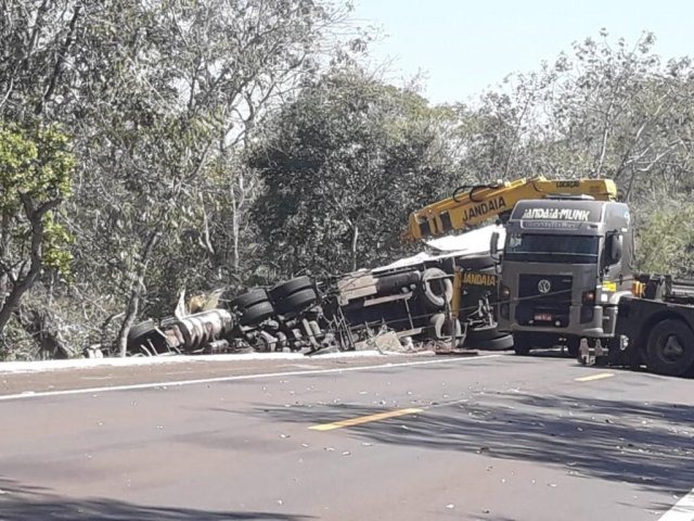 Caminhão frigorífico tomba na entrada de Aquidauana