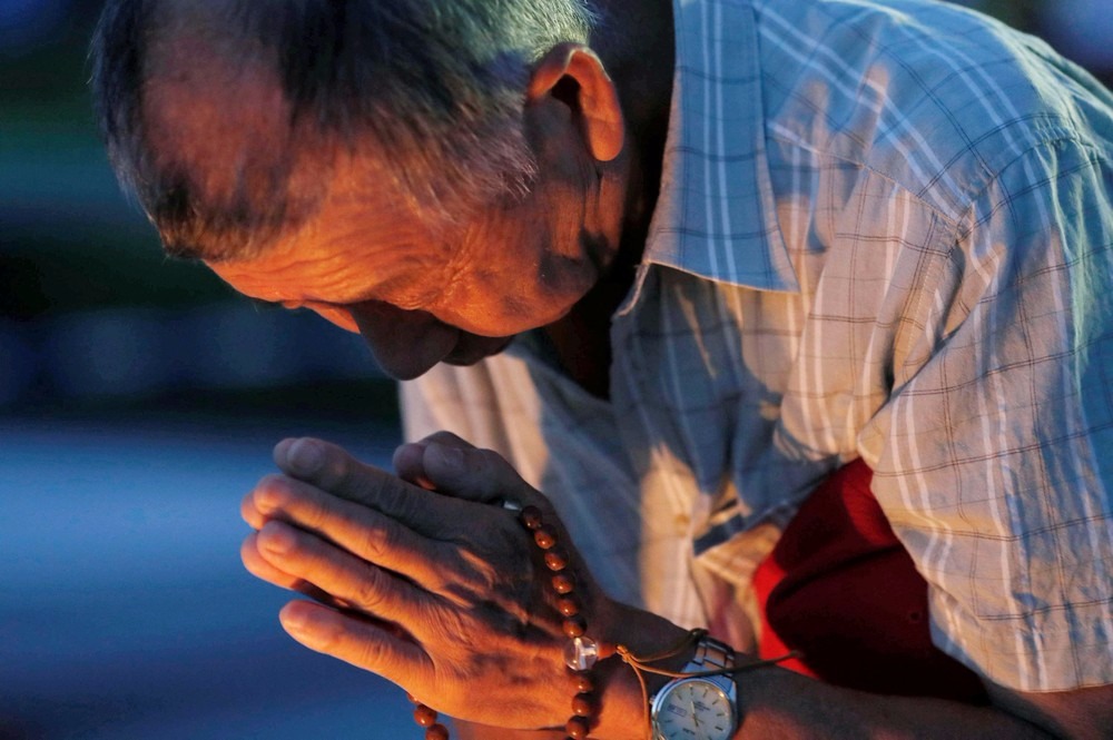Hiroshima lembra 72 anos da bomba, com apelo ao desarmamento nuclear Homem reza por vítimas da bomba de Hiroshima durante cerimônia de homenagem no Japão (Foto: Kyodo/via REUTERS )