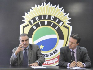 Cúpula da Polícia intervém e impede que morador de rua mate mulher Roberval e Adriano falam a respeito da prisão de suspeito de violência doméstica (Foto: Marcelo Calazans)