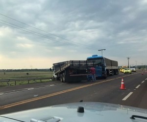 Caminhões se envolveram em acidente no perímetro urbano da Capital - Whatsapp 