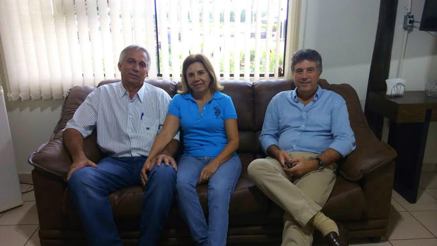 Presidente do Sindicato Rural de Dourados, Lucio Damalia e esposa Wanda ao lado do prefeito Murilo Zauith (Foto:Eliel Oliveira)