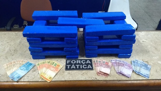 Polícia encontra 25 tabletes de maconha em ônibus de autoescola Polícia encontra 25 tabletes de maconha em ônibus de autoescola