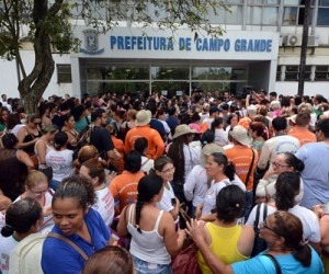 Servidores na frente da Prefeitura de Campo Grande - Bruno Henrique 