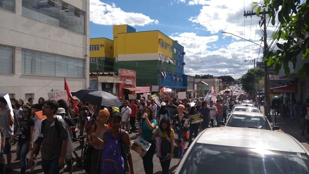 Trânsito está lento no Centro da Capital por causa da manifestação (Enfoque MS)