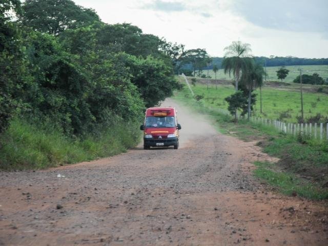 Equipe de mergulhadores dos Bombeiros à caminho do local do acidente.