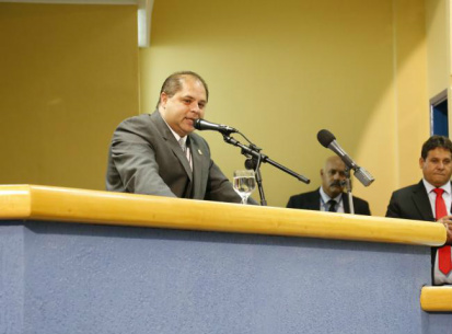 Presidente da Câmara, Mario Cesar, discursa na casa (foto: Minamar Junior)