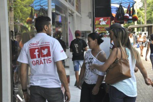 Nova lei obriga empresas a estender novas promoções aos clientes antigos Empresas ficam obrigadas a estender benefícios de novas promoções a todos os clientes, inclusive os pré-existentes. (Foto: Marcelo Calazans)