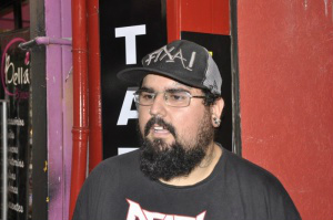 Nova lei obriga empresas a estender novas promoções aos clientes antigos Tatuador Alexander Galvão já teve vários problemas com prestadoras de serviços contínuo. (Foto: Marcelo Calazans)