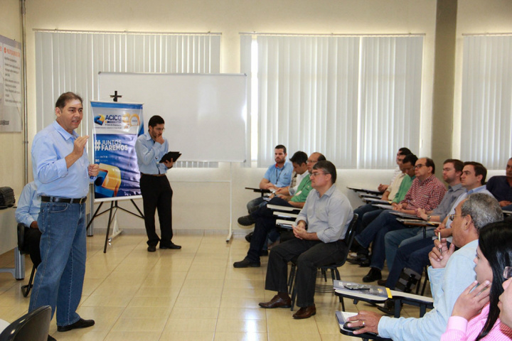 Bernal se reúne com empresários por melhorias no Polo Industrial Indubrasil Prefeito Alcides Bernal com empresários de Campo Grande (Foto:Divulgação)