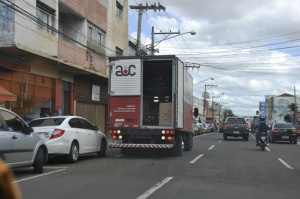 Novas alterações visam evitar que veículos de carga e descarga atrapalhem o fluxo de veículos. (Foto:Marcelo Calazans)
