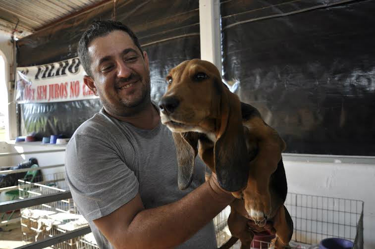 O veterinário Paulo Zamora, traz para a Expoagro uma exposição de filhotes de cães e comemora repercussão positiva (Foto:Hedio Fazan)