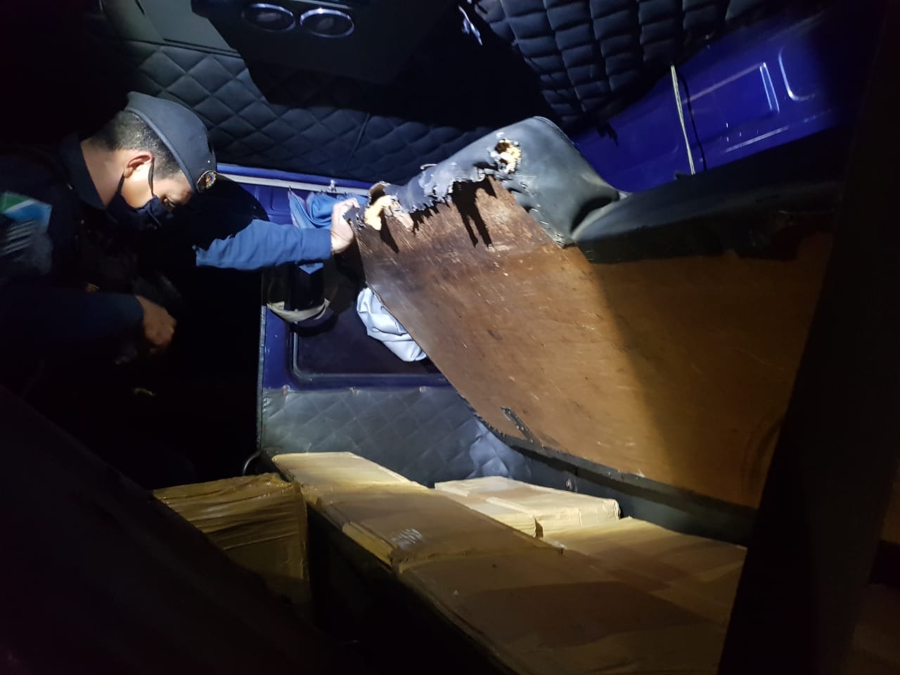 PM apreende caminhão carregado com quase uma tonelada de maconha PM apreende caminhão carregado com quase uma tonelada de maconha