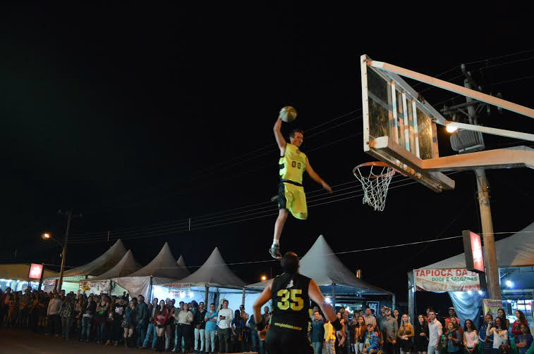 Muitas pessoas pararam para assistir as acrobacias com enterradas de basquete dos Ginasloucos (Foto:Hedio Fazan)