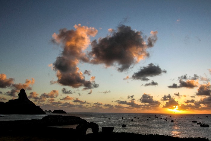 Barco com destino a Noronha naufraga com dez pessoas a bordo Foto: Diário de Permambuco