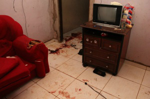 Suspeito de matar homem a tiros alugou casa para mulher da vítima Local em que o crime ocorreu ainda tem marcas de sangue (Foto: Marcos Ermínio)