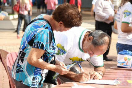 Partido militar colhe assinaturas em Campo Grande para homologar legenda Assinaturas foram colhidas no Centro de Campo Grande (Foto: Marcos Ermínio)