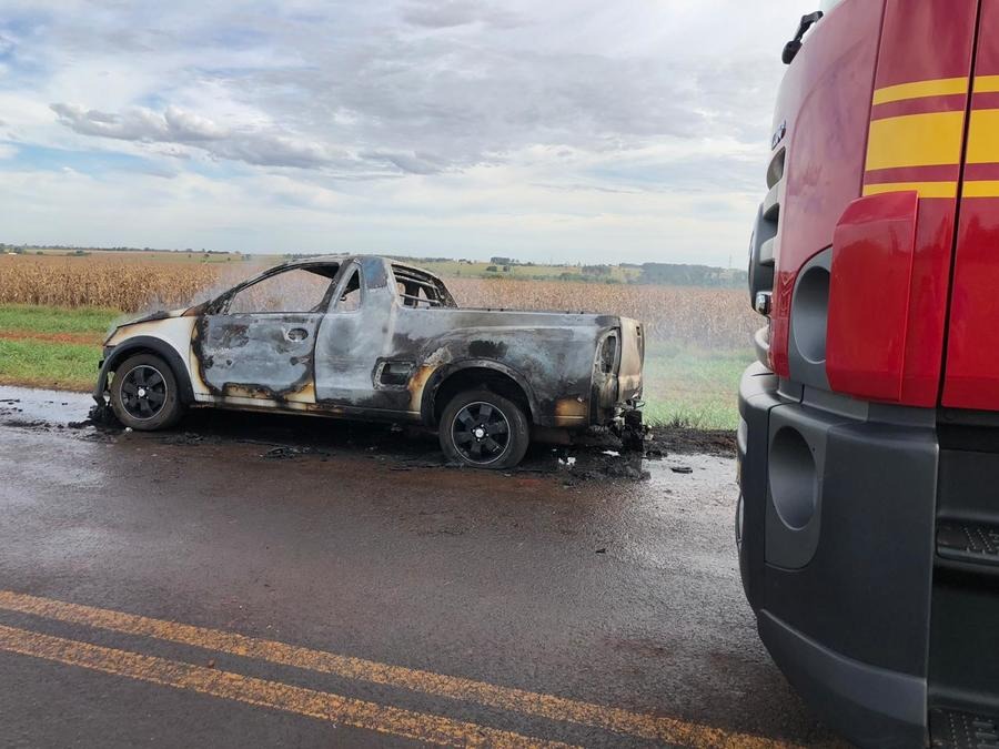 Carro é destruído ao pegar fogo entre Nova Andradina e Taquarussu Foto: Nova News