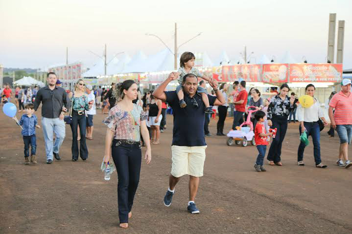 Famílias aproveitam a feira para levar filhos a conhecer a feira agropecuária de Dourados (Foto:Eder Gonçalves)