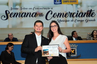 Vereador homenageia comerciante pelos 21 anos de trabalho