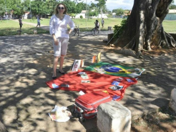 Tânia prepara o local embaixo de um enorme pé de figueira. (Foto: Marcelo Calazans)