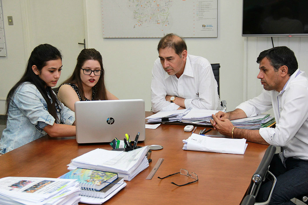 Estudantes apresentam aplicativo de celular que mapea dengue na Capital O prefeito de Campo Grande, Alcides Bernal, Zara Hiraoka Marks e Maria Bissacot de Oliveira que criaram um aplicativo para mapear a dengue (Foto:Cesar Krugel )