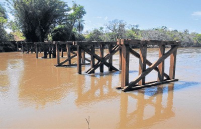 Ponte entre Amambai e Juti foi levada pela chuva em novembro de 2015 - Foto: Valdenir Rezende/Correio do Estado