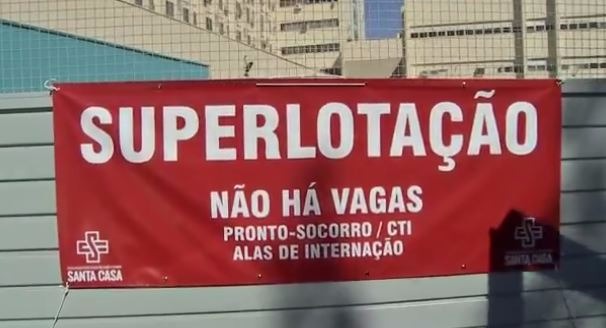 Faixa colocada no portão das ambulâncias da Santa Casa de Campo Grande 