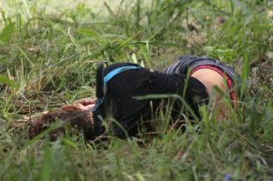 Jovem é morto com faca no pescoço em campo de entidade evangélica Homem foi encontrado com faca cravada no pescoço, no bairro Tarumã. (Foto: Marcos Ermínio)