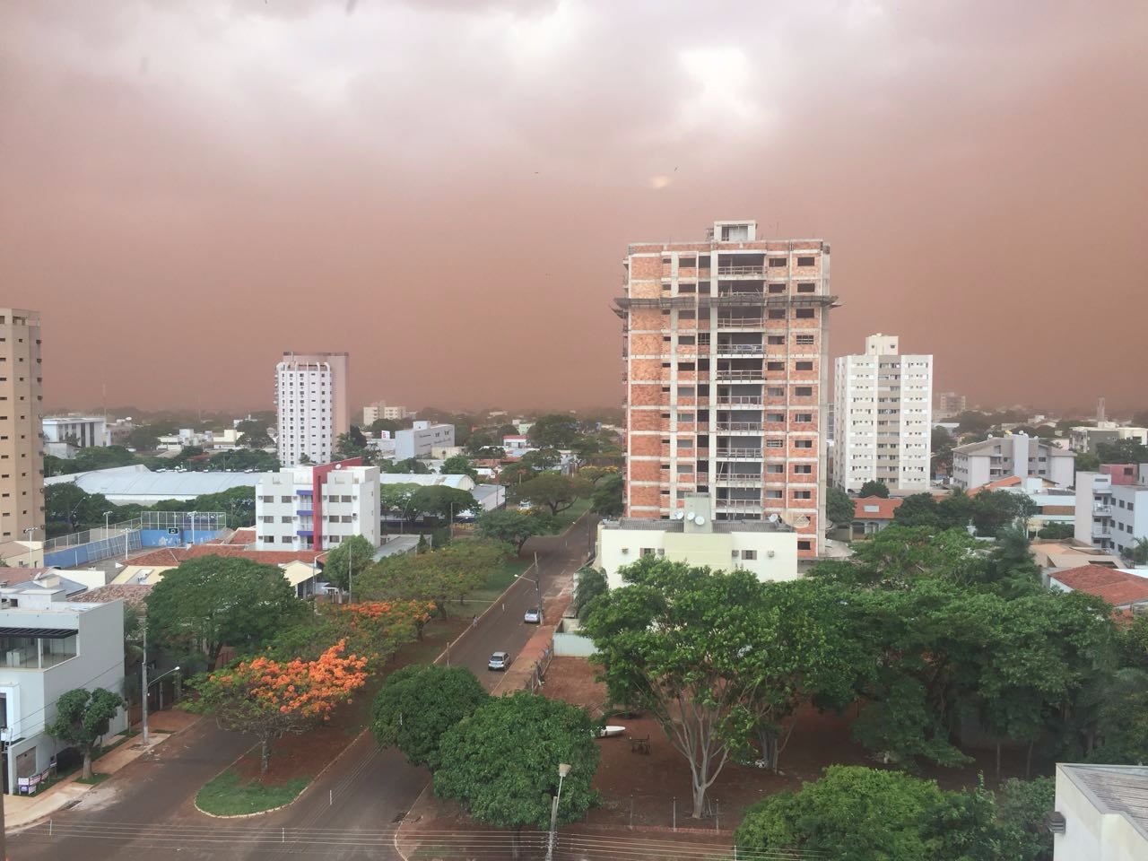 O céu ficou vermelho, pela nuvem de poeira. Internautas enviaram para EnfoqueMS