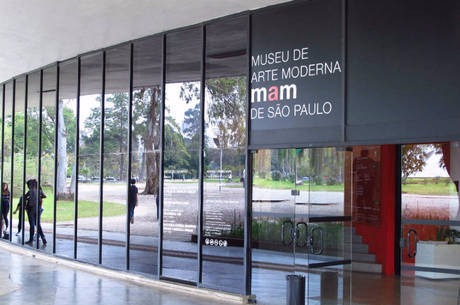 83% dos brasileiros são contra criança tocando em homem nu em exposição de arte
Fachada do MAM, no parque do Ibirapuera