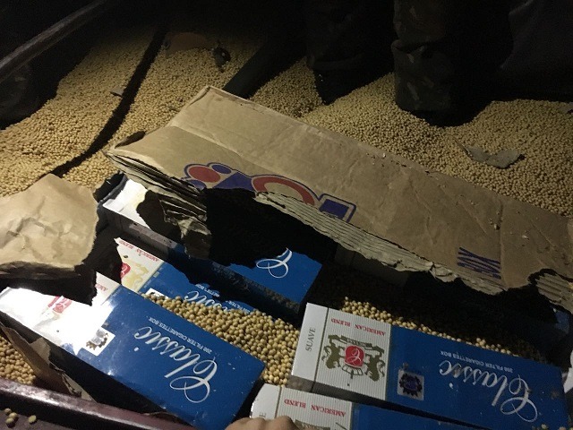 Receita e Exército fecham depósito usado para contrabando Carregamento de cigarros e os veículos apreendidos estão avaliados no Brasil em aproximadamente R$ 2,2 milhões - Crédito: Divulgação