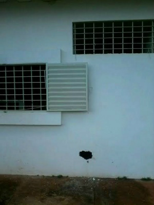 Após encontrarem o buraco na parede, polícia foi acionada e todos os alojamentos foram vistoriados-Foto: Osvaldo Duarte