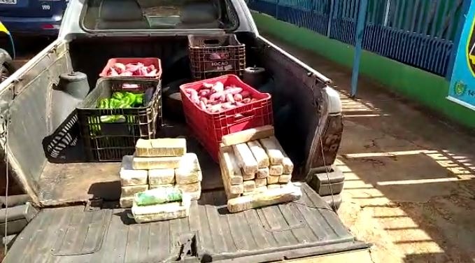 PM apreende pasta base de cocaína e maconha em picape PM apreende pasta base de cocaína e maconha em picape