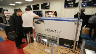 Função de reconhecimento de voz pode ser ativada ou desativada nas smart TVs da Samsung Foto: Andrey Rudakov / Bloomberg