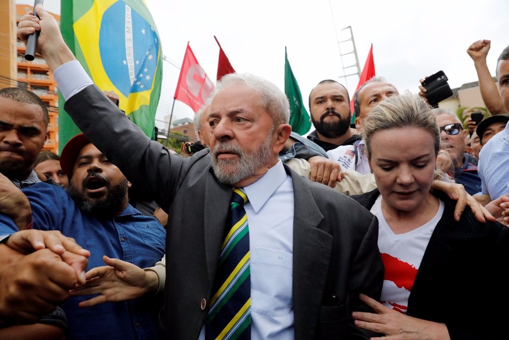 Ex-presidente Lula ao lado da senadora Gleisi Hoffman se reúne com apoiadores antes de prestar depoimento ao juiz Sérgio Moro em Curitiba (Foto: Nacho Doce/Reuters)