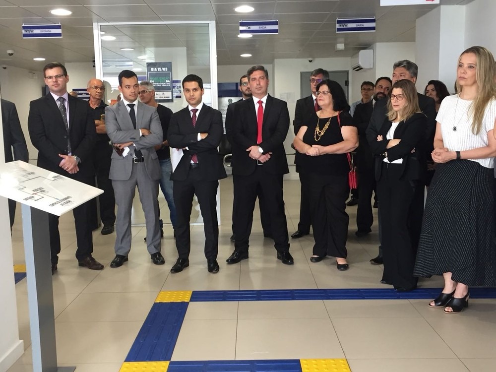 Juizes e procuradores acompanham discurso de colega duretante ato realizado no Fórum Trabalhista (Foto: Dyego Queiroz)