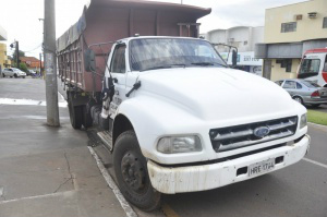 Colisão envolveu caminhão basculante. (Foto: Marcelo Calazans)