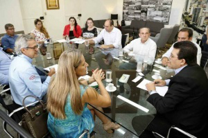 A audiência realizada no gabinete do paço municipal contou com a participação do secretário municipal de Governo, Rodrigo Pimentel e do secretário municipal de Desenvolvimento Econômico, Turismo, de Ciência e Tecnologia e Agronegócio, Natal Baglioni, além de técnicos da Sedesc. (Foto: Gerson Walber)