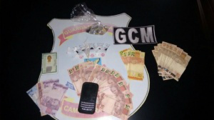 Dupla de traficantes é presa com droga e mais de mil reais na Afonso Pena Foram apreendidos 7 papelotes de entorpecente semelhante à pasta-base de cocaína, R$ 1.193 em notas de dinheiro e R$ 12,05 em moedas. (Foto: Direto das Ruas)