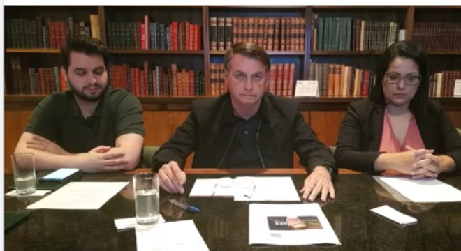 Bolsonaro diz que veta prorrogação de auxílio se parcela for de R$ 600 O presidente Jair Bolsonaro, durante live nesta quinta (11)
Reprodução/Facebook